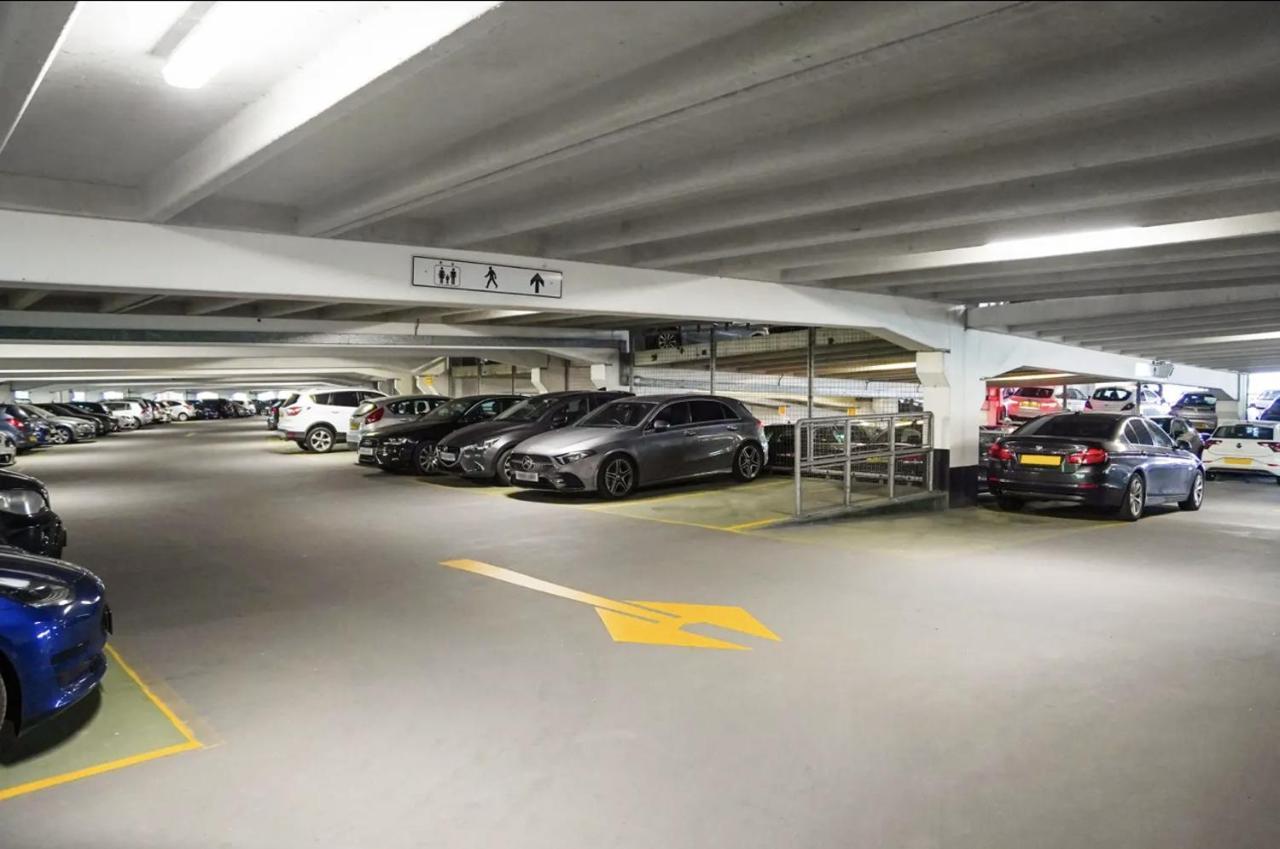 Modern Deluxe Dock Free Secure Parking Leeds (West Yorkshire)
