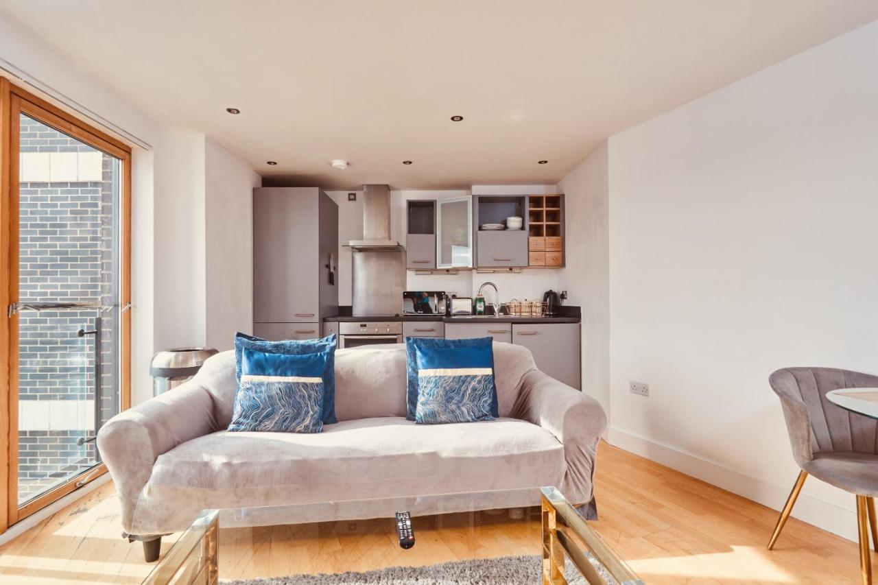 Modern Deluxe Dock Free Secure Parking Leeds (West Yorkshire)