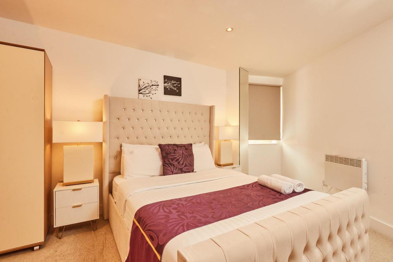 Modern Deluxe Dock Free Secure Parking Leeds (West Yorkshire)