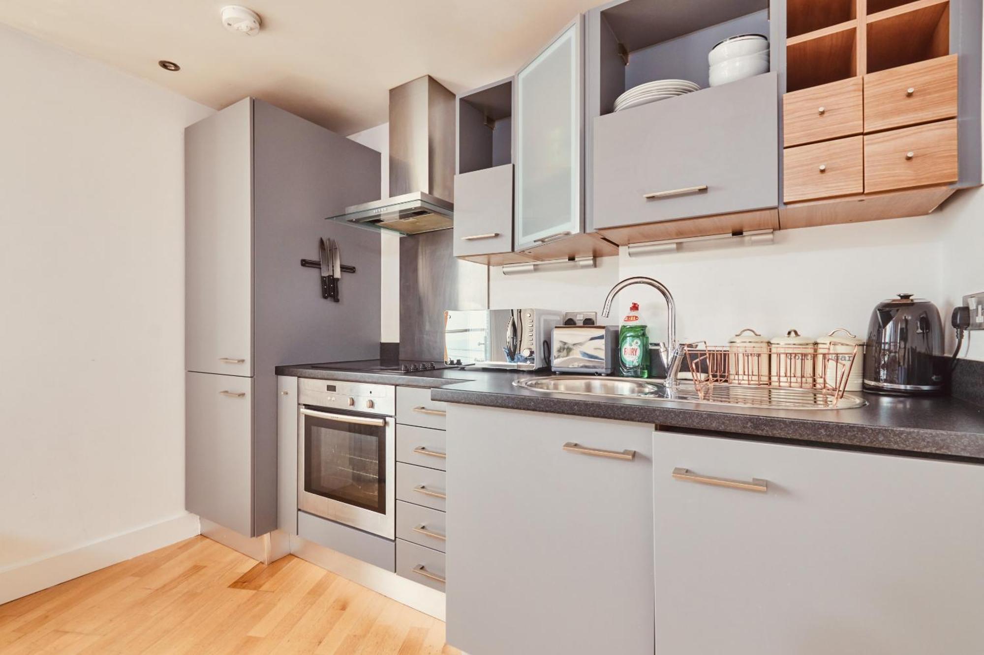 Modern Deluxe Dock Free Secure Parking Leeds (West Yorkshire)